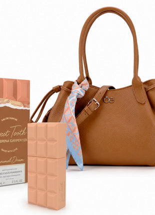 Combo Cloe Bolsa con Mascada Color Camel - 2BLCP26175CAM + Sabrina Carpenter Perfume Caramel Dream EDP Dama 75ml - SABCARAMEL