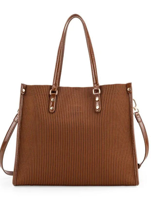 Cloe Bolsa Tote Grande Mod 2BLCI25334TAN Con Charm y Porta Llaves De Monograma Tan. Dama