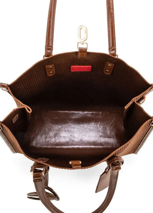 Cloe Bolsa Tote Grande Mod 2BLCI25334TAN Con Charm y Porta Llaves De Monograma Tan. Dama