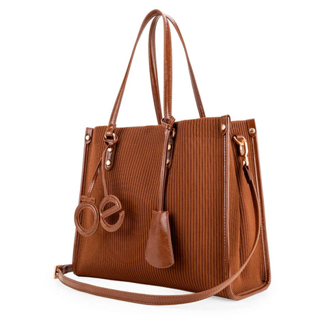 Cloe Bolsa Tote Grande Mod 2BLCI25334TAN Con Charm y Porta Llaves De Monograma Tan. Dama