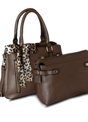 Gogo bolsa Mod. D-95A_C-COD 4361-CAF, color: café, para dama con cosmetiquera